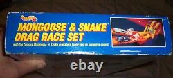 En français, le titre serait traduit comme suit : Ensemble de course de dragsters Hot Wheels Mongoose & Snake de 1993, neuf de marque.