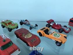 Ensemble de voitures miniatures MATCHBOX comprenant une ancienne voiture de course, une voiture de dragster, un camion de remorquage et une voiture Porsche Buggy.