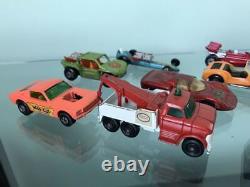 Ensemble de voitures miniatures MATCHBOX comprenant une ancienne voiture de course, une voiture de dragster, un camion de remorquage et une voiture Porsche Buggy.