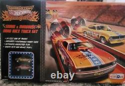 Hot Wheels Drag Strip Demons Snake & Mongoo$e Drag Race Set Autographed	
 <br/>	
 <br/> Les démons de la piste de dragsters Hot Wheels Snake & Mongoo$e - Ensemble de course de dragsters avec autographes