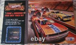 Hot Wheels Drag Strip Demons Snake & Mongoo$e Drag Race Set Autographed   <br/>

  
<br/> Les démons de la piste de dragsters Hot Wheels Snake & Mongoo$e - Ensemble de course de dragsters avec autographes